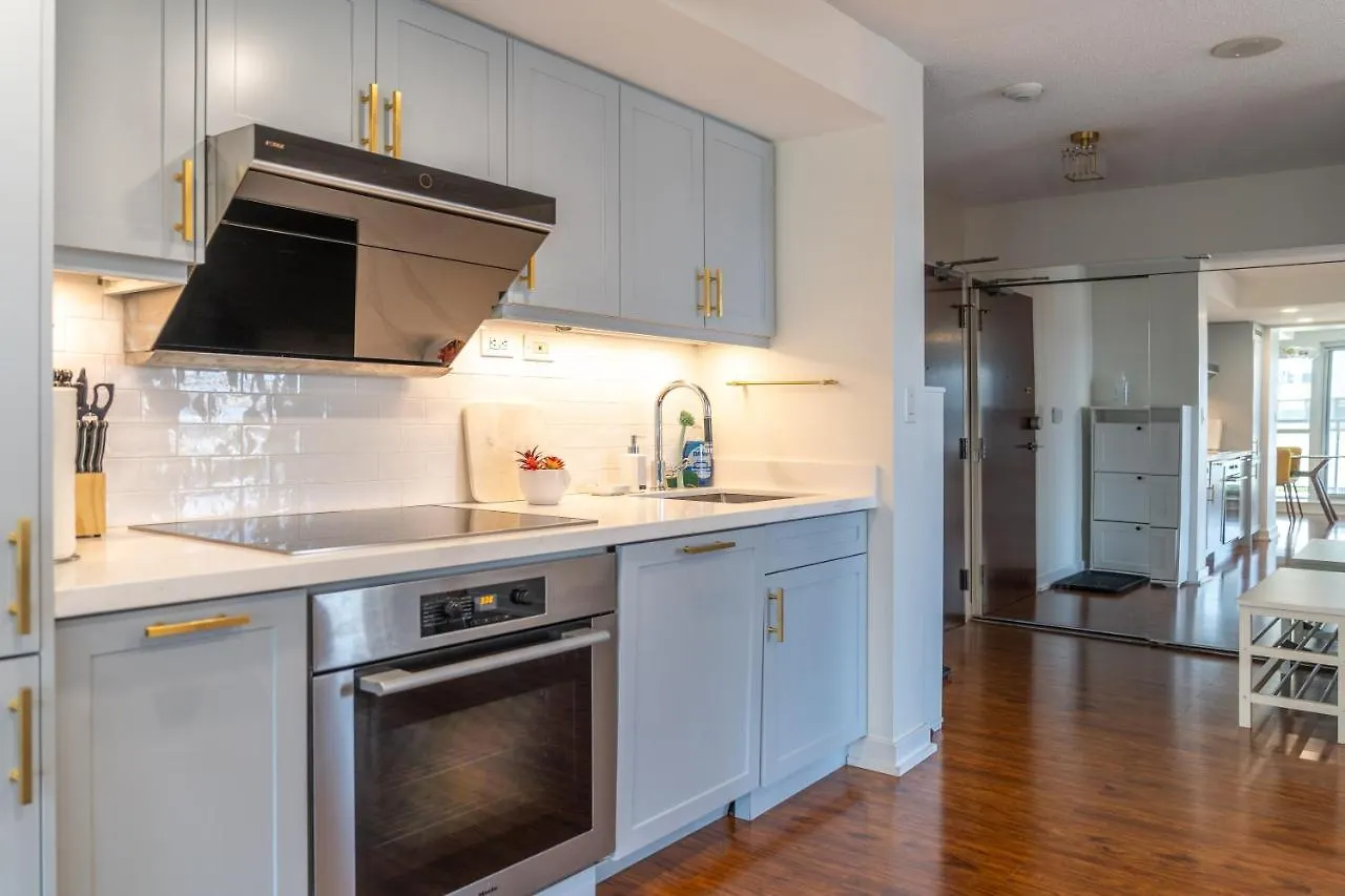 Large 2 Bedrooms Besides Cn Tower Toronto Apartment